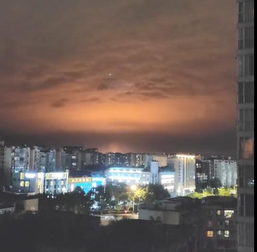 “啥情况哦？是不是哪里着（火）咯？”成都彭州夜空突现阵阵火光？官方回应