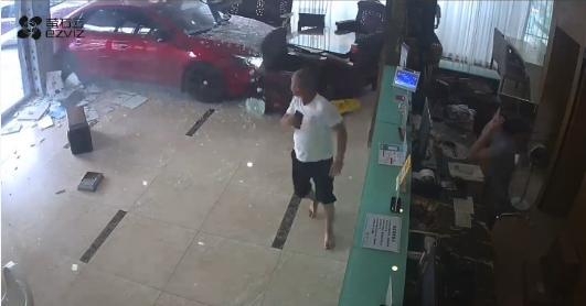 女子開車沖進(jìn)酒店兩男子彈起保命 誤踩油門引發(fā)關(guān)注
