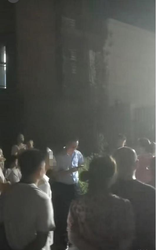 電梯從32樓速降孕婦被困,？官方介入 物業(yè)否認(rèn)故障說法