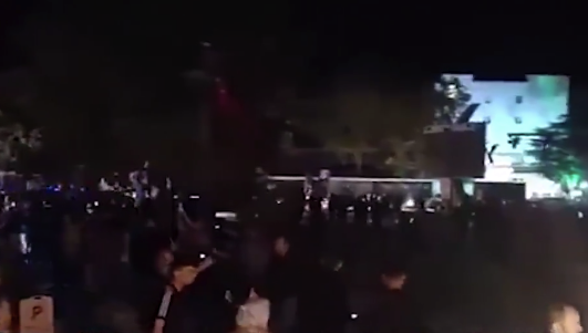 土耳其深夜突发6.1级地震:房屋倒塌瓦砾遍地 民众冲出房屋躲桌下避险