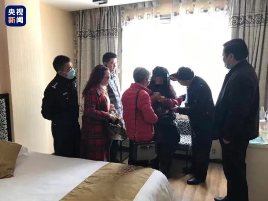 女儿用对讲机祝警察父亲节日快乐 致敬最后一班岗