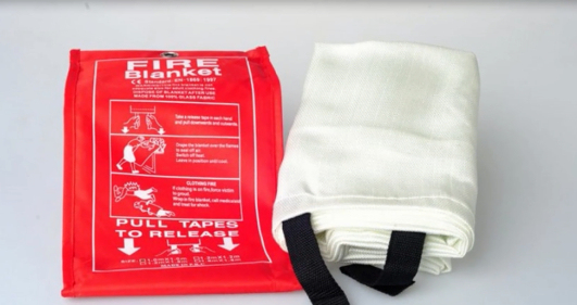 男孩玩灭火毯全身扎满玻璃纤维 细小纤维难清除