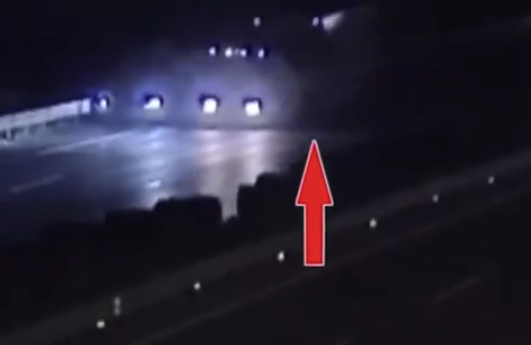 货车凌晨追尾驾驶员被困 多部门及时救援 