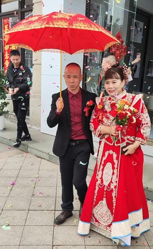 女子和丈夫送婆婆遠(yuǎn)嫁福建 千里祝福幸福旅程