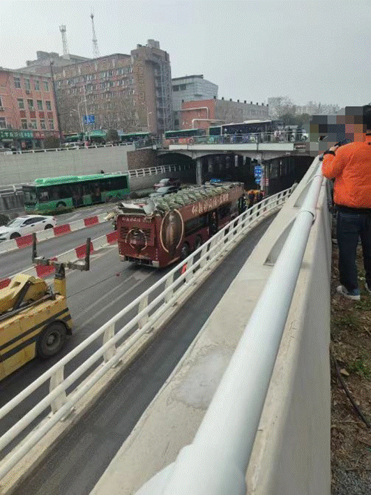 鄭州雙層巴士過隧道車頂被撞掉