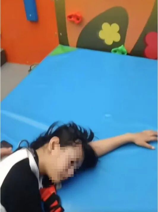 10岁女童攀岩高坠致骨盆骨折 多方回应 安全绳断裂争议未决