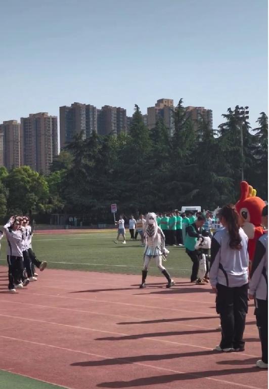 高校演出机器人突然拥抱女生 信号干扰导致异常