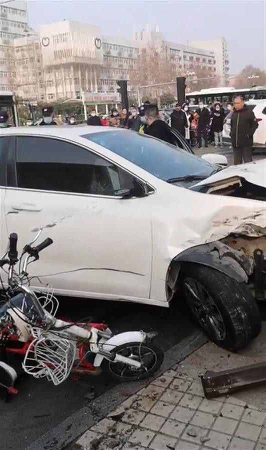 河北邯郸一轿车冲入人群 警方：14人受伤 肇事司机已被控制