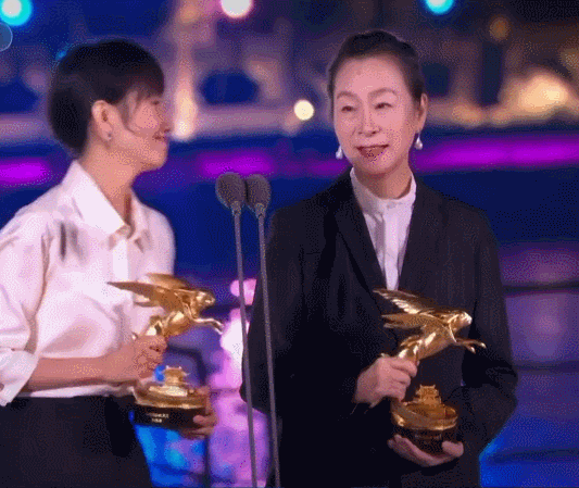  演员袁泉回母校看望恩师 成名后也依旧不忘初心，难得！    