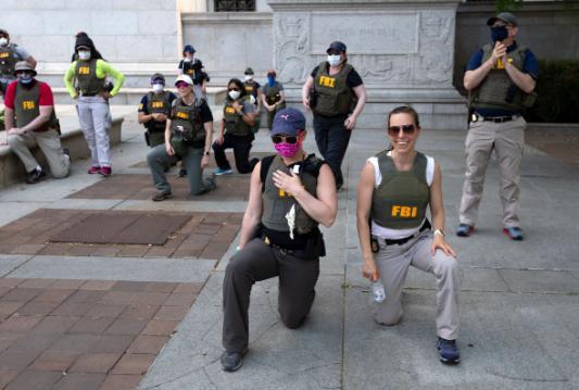 美国FBI解雇五年前“弗洛伊德之死”抗议事件中跪膝员工！