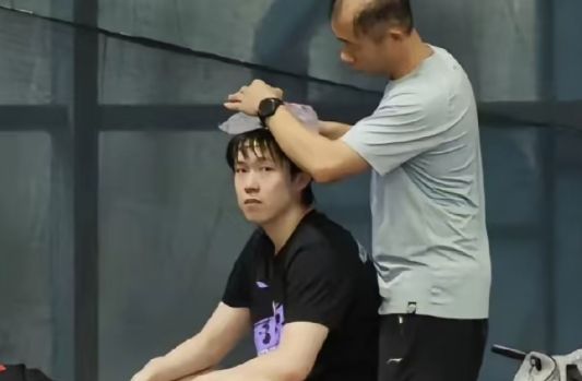 太拼了!王楚钦头顶冰袋 观赛的孙颖莎汗流浃背