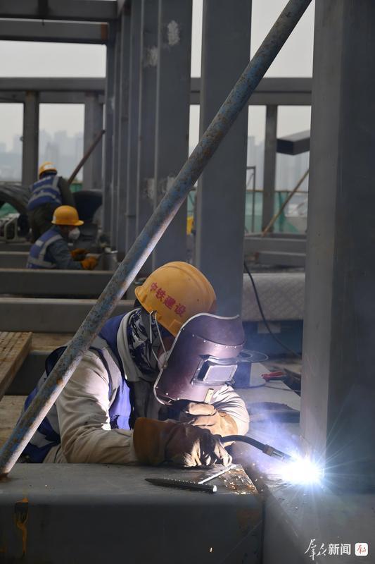 我国西部在建最大高铁站取得新进展 主体结构完工