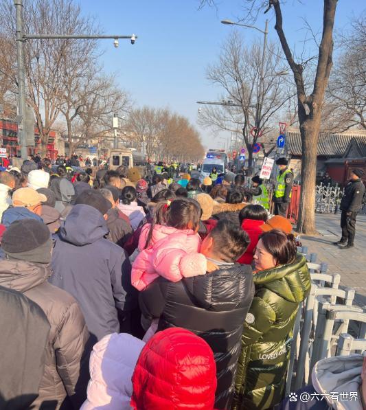 女孩凌晨3点排队等雍和宫舍粥