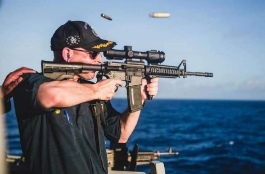 宣传照翻车！美海军“枪拿错了”被网民吐槽：连瞄准镜都装反了