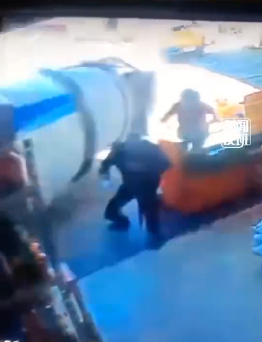 搅拌车侧翻三人紧急逃离