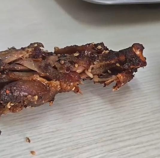 男子饭店吃鸡腿发现里面爬满蛆虫