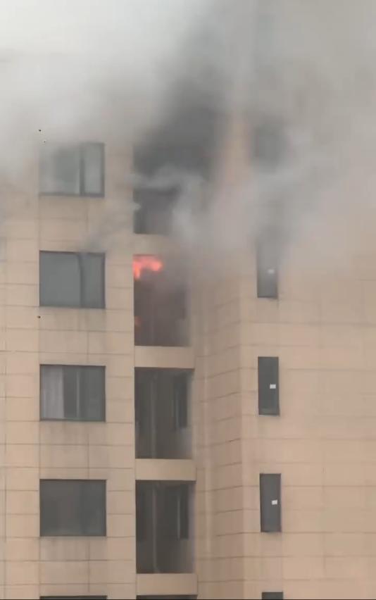 小区住户失火 消防员爬33层楼梯扑救 火灾调查进行中