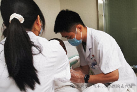 车祸重伤女孩160天后站起来了