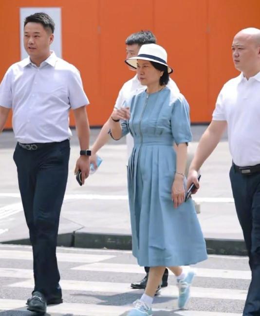 72岁董明珠打卡成都太古里
