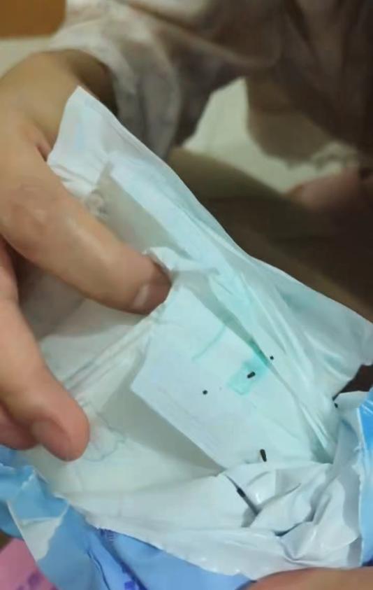 天天3·15 | 新拆包的‘洁婷’卫生巾有黑虫？消费者拍视频反映，厂家回应生产线有高温处理、防虫措施