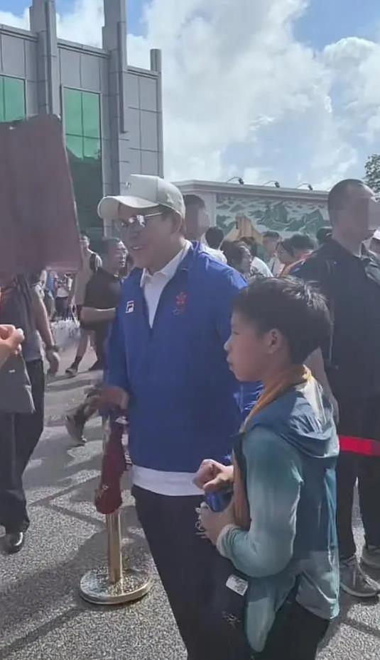 霍启刚冒雨带儿逛军营！擦汗一幕暖人心，11岁儿子独立了吗？