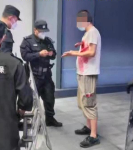 上海男子当街被捅系在玩角色扮演