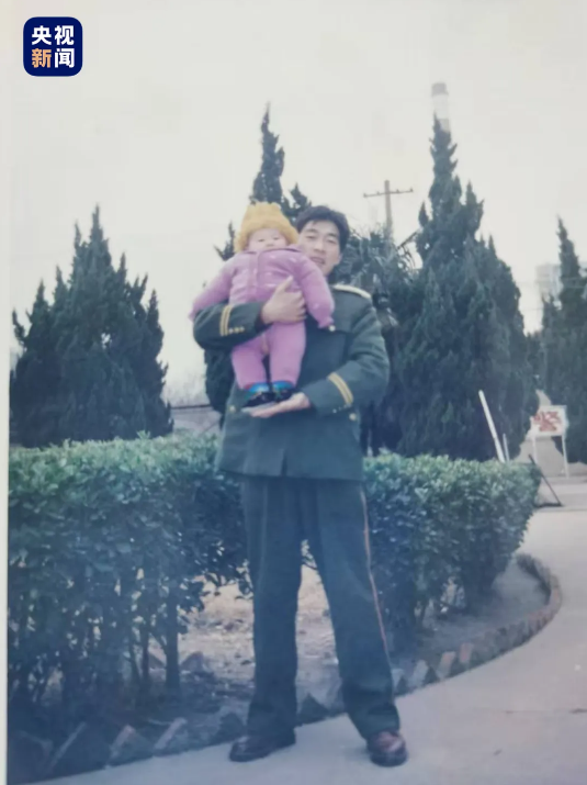 女儿用对讲机祝警察父亲节日快乐 致敬最后一班岗