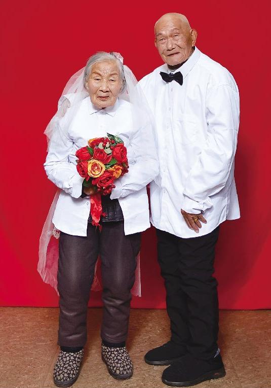 杭州一对百岁夫妻同年同月同日生 共度百岁人生