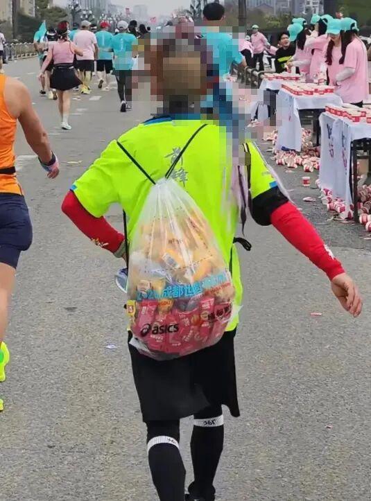 马拉松选手将大量赛道补给占为己有 违规行为遭严惩