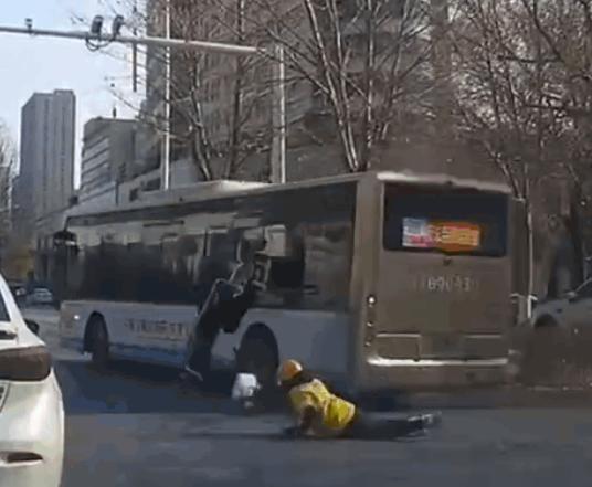 公交车撞倒外卖员后不减速逃逸 电动车在空中旋转一圈后才落地