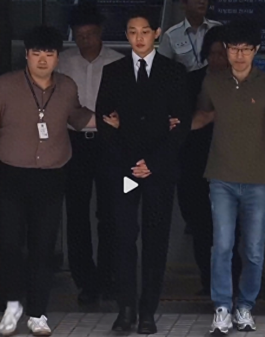 韩国演员刘亚仁今日出庭，路人扔钱砸他表达抗议，他仍面不改色
