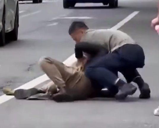 現(xiàn)役軍人街頭擒賊一招放倒 這是中國軍人最好的宣傳片
