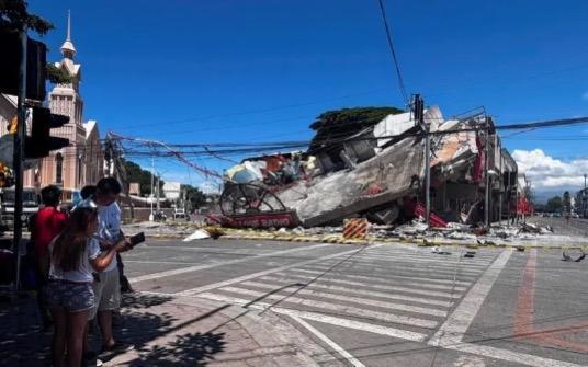 菲律宾地震已造成15人死亡,海啸最高1.4米!亲历者:想躲桌子下却被晃了出来 37栋建筑严重受损