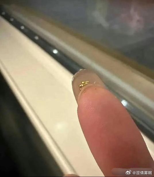 怪不得金店不许留指甲呢  