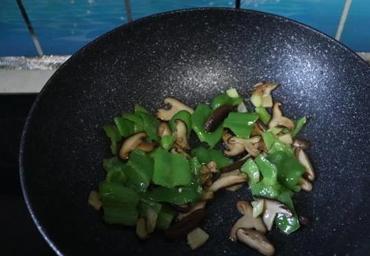 青椒一炒香翻倍，十分钟出下饭神菜，你家厨房缺这招？