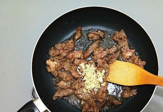 牛肉秋葵一锅炒，10分钟上桌，孩子吃完还想再来盘！