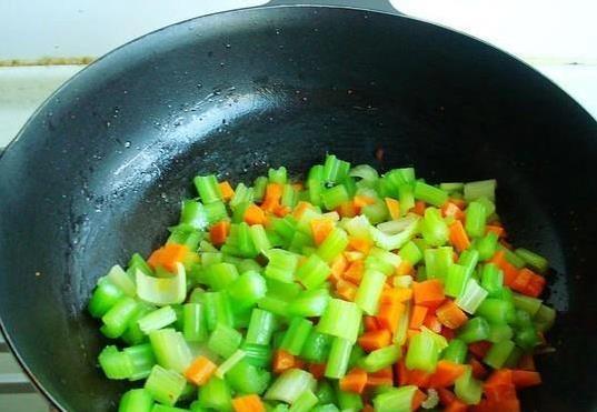 芹菜胡萝卜炒腊肠，10分钟出锅，香到家人抢光盘子！