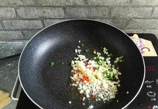 酸豆角炒肉末，家常菜顶流，3步做出下饭神器