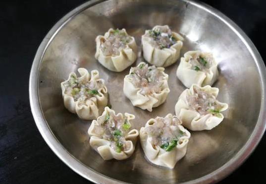 饺子皮剩一堆咋办？鲮鱼烧卖15分钟出锅，鲜到全家抢着吃