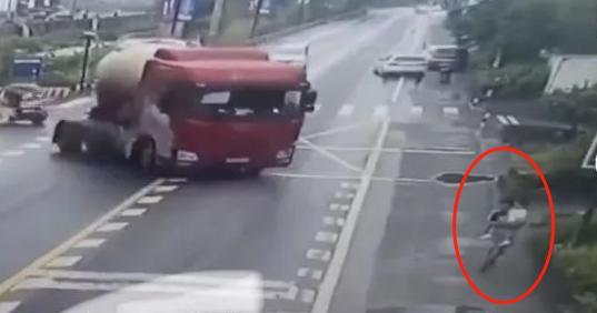 油罐车为避电动车撞死行人，事发杭州-有驾