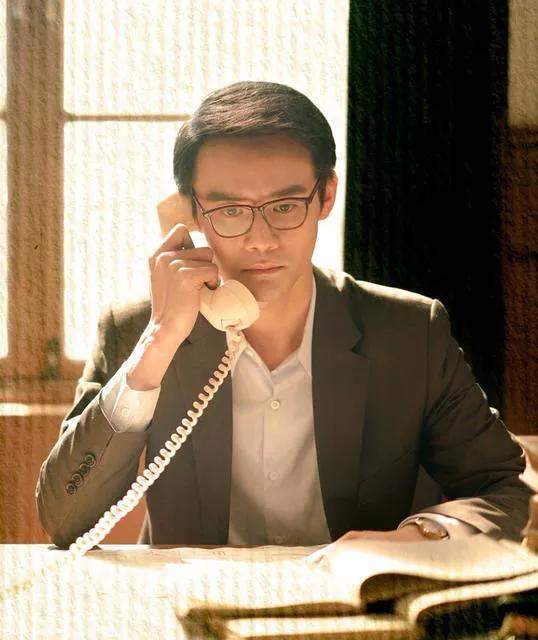 黄轩携女友与王凯聚餐到凌晨 勾肩搭背亲密无间