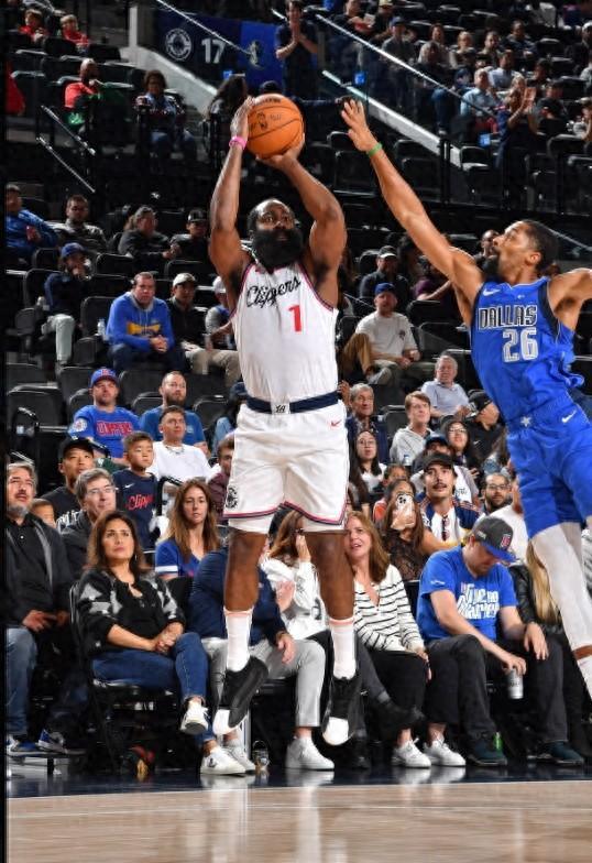 免费看！NBA季前赛 独行侠vs快船 汤神9中0三分6中0