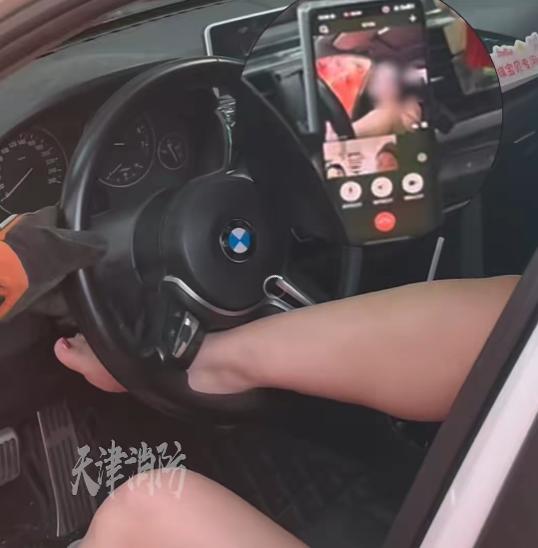被困女子问消防员不会要发短视频吧