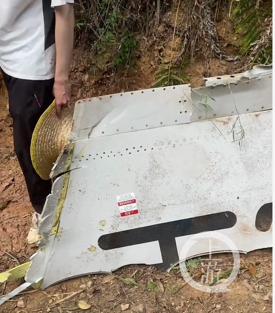 东航载132人人客机坠毁 广西藤县村民报警发现飞机残骸