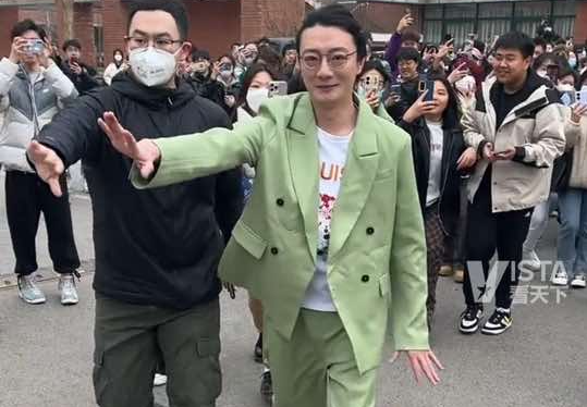 “高启盛”进高校再现经典摇头动作