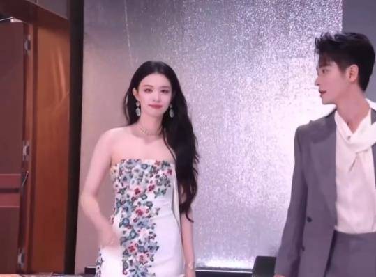 王楚然红毯pose逗笑丞磊 真确互动引爆网络