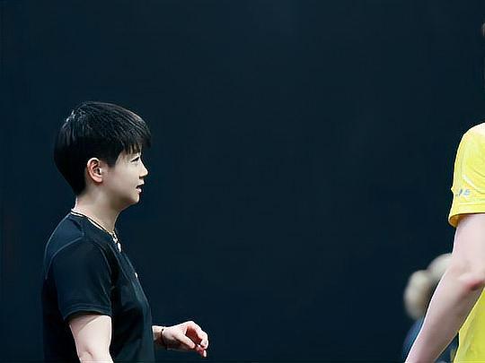 赛场显眼包!王楚钦为队友点赞不忘吃零食 轻松状态引热议