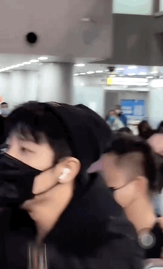 肖战指挥代拍人群疏散温柔且有力量 被偷拍护照应激反应让人心疼