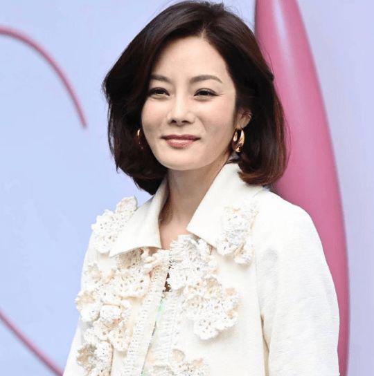 43岁韩星蔡琳带娃参加活动，儿子3岁前不知自己有爸爸