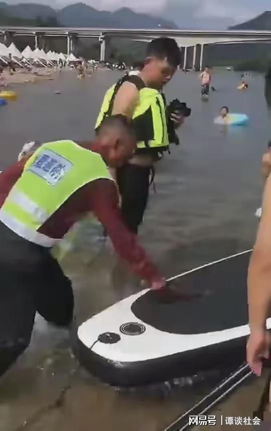 漂流景區(qū)工作人員刀砍商戶皮艇 霸道行為引爭議